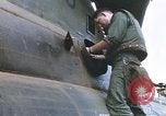 Standbild Vereinigten Staaten Marines Bergung Teile aus einem Hubschrauber Vietnam, 1968, aus Sekunde 38 historischem Filmmaterial Videoclip 65675022557