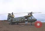 Standbild Vereinigten Staaten Marines Bergung Teile aus einem Hubschrauber Vietnam, 1968, aus Sekunde 47 historischem Filmmaterial Videoclip 65675022557