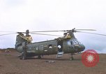 Standbild Vereinigten Staaten Marines Bergung Teile aus einem Hubschrauber Vietnam, 1968, aus Sekunde 48 historischem Filmmaterial Videoclip 65675022557