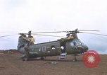 Standbild Vereinigten Staaten Marines Bergung Teile aus einem Hubschrauber Vietnam, 1968, aus Sekunde 49 historischem Filmmaterial Videoclip 65675022557