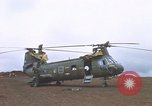 Standbild Vereinigten Staaten Marines Bergung Teile aus einem Hubschrauber Vietnam, 1968, aus Sekunde 50 historischem Filmmaterial Videoclip 65675022557