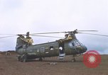 Standbild Vereinigten Staaten Marines Bergung Teile aus einem Hubschrauber Vietnam, 1968, aus Sekunde 52 historischem Filmmaterial Videoclip 65675022557