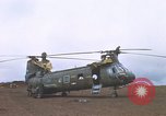 Standbild Vereinigten Staaten Marines Bergung Teile aus einem Hubschrauber Vietnam, 1968, aus Sekunde 54 historischem Filmmaterial Videoclip 65675022557