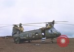 Standbild Vereinigten Staaten Marines Bergung Teile aus einem Hubschrauber Vietnam, 1968, aus Sekunde 55 historischem Filmmaterial Videoclip 65675022557