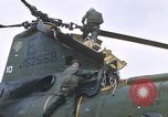 Standbild Vereinigten Staaten Marines Bergung Teile aus einem Hubschrauber Vietnam, 1968, aus Sekunde 60 historischem Filmmaterial Videoclip 65675022557
