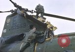 Standbild Vereinigten Staaten Marines Bergung Teile aus einem Hubschrauber Vietnam, 1968, aus Sekunde 61 historischem Filmmaterial Videoclip 65675022557