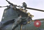 Standbild Vereinigten Staaten Marines Bergung Teile aus einem Hubschrauber Vietnam, 1968, aus Sekunde 62 historischem Filmmaterial Videoclip 65675022557