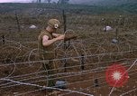 Standbild US-Marines in Khe Sanh Vietnam Khe Sanh, 1968, aus Sekunde 26 historischem Filmmaterial Videoclip 65675022561