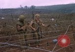 Standbild US-Marines in Khe Sanh Vietnam Khe Sanh, 1968, aus Sekunde 34 historischem Filmmaterial Videoclip 65675022561