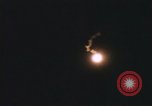 Standbild Flares Vietnam Khe Sanh, 1968, aus Sekunde 10 historischem Filmmaterial Videoclip 65675022563