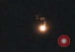 Standbild Flares Vietnam Khe Sanh, 1968, aus Sekunde 12 historischem Filmmaterial Videoclip 65675022563