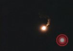 Standbild Flares Vietnam Khe Sanh, 1968, aus Sekunde 13 historischem Filmmaterial Videoclip 65675022563