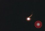 Standbild Flares Vietnam Khe Sanh, 1968, aus Sekunde 14 historischem Filmmaterial Videoclip 65675022563