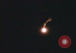 Standbild Flares Vietnam Khe Sanh, 1968, aus Sekunde 16 historischem Filmmaterial Videoclip 65675022563