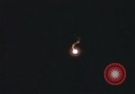 Standbild Flares Vietnam Khe Sanh, 1968, aus Sekunde 17 historischem Filmmaterial Videoclip 65675022563