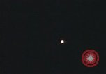 Standbild Flares Vietnam Khe Sanh, 1968, aus Sekunde 19 historischem Filmmaterial Videoclip 65675022563