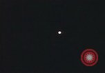 Standbild Flares Vietnam Khe Sanh, 1968, aus Sekunde 29 historischem Filmmaterial Videoclip 65675022563