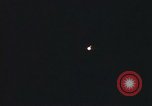 Standbild Flares Vietnam Khe Sanh, 1968, aus Sekunde 30 historischem Filmmaterial Videoclip 65675022563