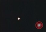 Standbild Flares Vietnam Khe Sanh, 1968, aus Sekunde 33 historischem Filmmaterial Videoclip 65675022563