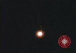 Standbild Flares Vietnam Khe Sanh, 1968, aus Sekunde 37 historischem Filmmaterial Videoclip 65675022563
