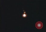 Standbild Flares Vietnam Khe Sanh, 1968, aus Sekunde 41 historischem Filmmaterial Videoclip 65675022563