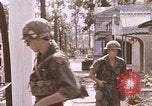 Standbild Vietcong Angriff Saigon Vietnam, 1968, aus Sekunde 29 historischem Filmmaterial Videoclip 65675022569