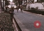 Standbild Vietcong Angriff Saigon Vietnam, 1968, aus Sekunde 43 historischem Filmmaterial Videoclip 65675022569