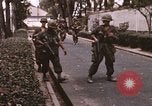Standbild Vietcong Angriff Saigon Vietnam, 1968, aus Sekunde 45 historischem Filmmaterial Videoclip 65675022569