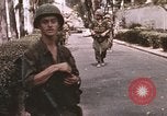 Standbild Vietcong Angriff Saigon Vietnam, 1968, aus Sekunde 51 historischem Filmmaterial Videoclip 65675022569