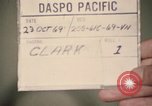 Immagine di Controlli di infermiere soldati feriti Il Vietnam, 1969, secondo 6 filmato di repertorio 65675022606