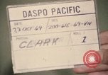 Immagine di Controlli di infermiere soldati feriti Il Vietnam, 1969, secondo 13 filmato di repertorio 65675022606