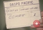 Immagine di Controlli di infermiere soldati feriti Il Vietnam, 1969, secondo 18 filmato di repertorio 65675022606