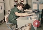 Immagine di Controlli di infermiere soldati feriti Il Vietnam, 1969, secondo 27 filmato di repertorio 65675022606