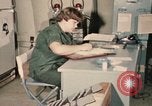 Immagine di Controlli di infermiere soldati feriti Il Vietnam, 1969, secondo 28 filmato di repertorio 65675022606