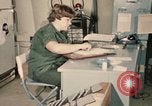 Immagine di Controlli di infermiere soldati feriti Il Vietnam, 1969, secondo 29 filmato di repertorio 65675022606