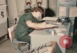Immagine di Controlli di infermiere soldati feriti Il Vietnam, 1969, secondo 30 filmato di repertorio 65675022606