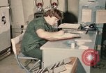 Immagine di Controlli di infermiere soldati feriti Il Vietnam, 1969, secondo 32 filmato di repertorio 65675022606