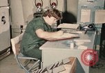 Immagine di Controlli di infermiere soldati feriti Il Vietnam, 1969, secondo 33 filmato di repertorio 65675022606