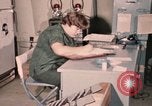 Immagine di Controlli di infermiere soldati feriti Il Vietnam, 1969, secondo 37 filmato di repertorio 65675022606