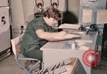 Immagine di Controlli di infermiere soldati feriti Il Vietnam, 1969, secondo 39 filmato di repertorio 65675022606