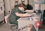 Immagine di Controlli di infermiere soldati feriti Il Vietnam, 1969, secondo 42 filmato di repertorio 65675022606