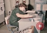 Immagine di Controlli di infermiere soldati feriti Il Vietnam, 1969, secondo 43 filmato di repertorio 65675022606