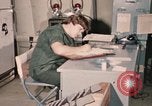 Immagine di Controlli di infermiere soldati feriti Il Vietnam, 1969, secondo 45 filmato di repertorio 65675022606
