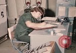 Immagine di Controlli di infermiere soldati feriti Il Vietnam, 1969, secondo 47 filmato di repertorio 65675022606