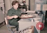 Immagine di Controlli di infermiere soldati feriti Il Vietnam, 1969, secondo 48 filmato di repertorio 65675022606
