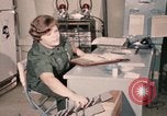 Immagine di Controlli di infermiere soldati feriti Il Vietnam, 1969, secondo 49 filmato di repertorio 65675022606