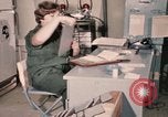 Immagine di Controlli di infermiere soldati feriti Il Vietnam, 1969, secondo 50 filmato di repertorio 65675022606