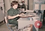 Immagine di Controlli di infermiere soldati feriti Il Vietnam, 1969, secondo 51 filmato di repertorio 65675022606