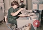 Immagine di Controlli di infermiere soldati feriti Il Vietnam, 1969, secondo 52 filmato di repertorio 65675022606