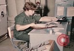 Immagine di Controlli di infermiere soldati feriti Il Vietnam, 1969, secondo 53 filmato di repertorio 65675022606